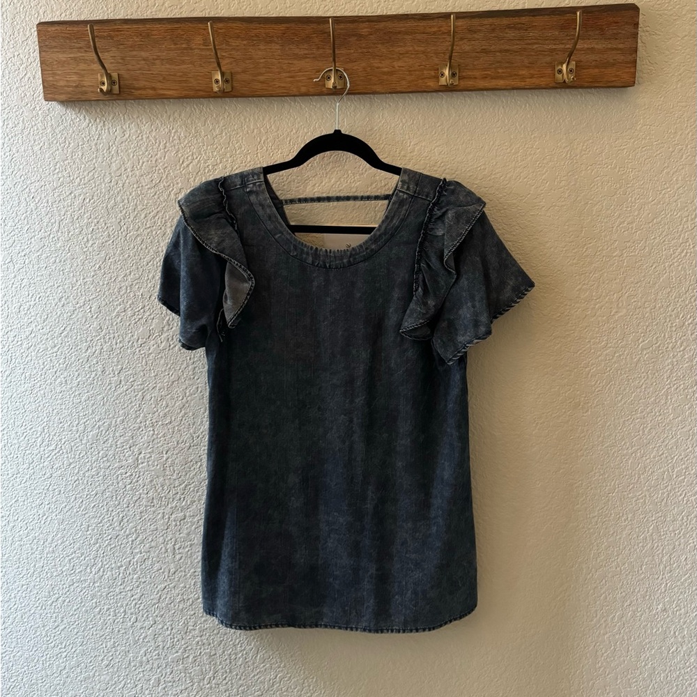 Doe & Rae Denim top with ruffle sleeves and button back. Sz Sm